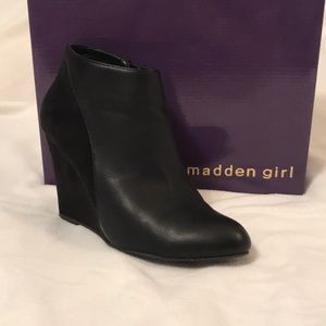 Black wedges